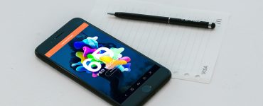 Photorealistic iPhone 7 Mockup Free PSD